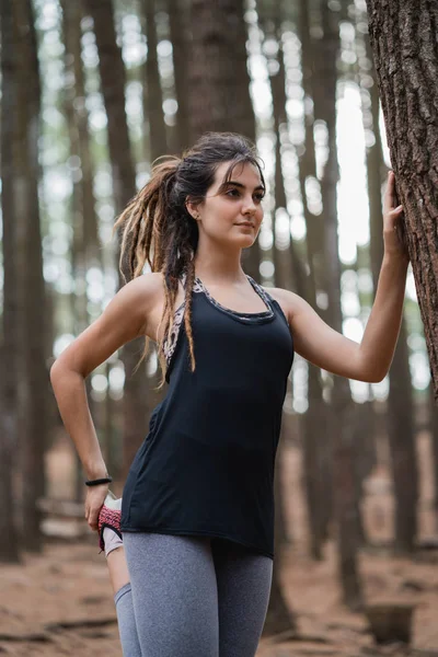 Mujer estiramiento y ejercicio en la naturaleza —  Fotos de Stock