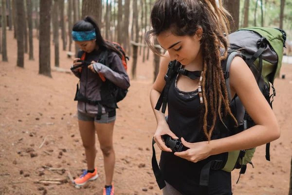 Dwóch młodych kobiet wycieczkowicz przygotować spaceru w lesie — Zdjęcie stockowe