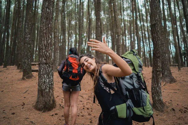 Joven excursionista saludando a su amigo —  Fotos de Stock