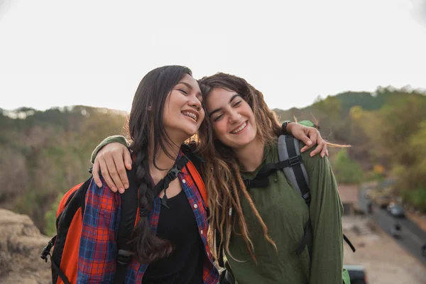 Feliz Dos Jóvenes Amigos Excursionistas Sonriendo Después Llegar Cima Montaña —  Fotos de Stock