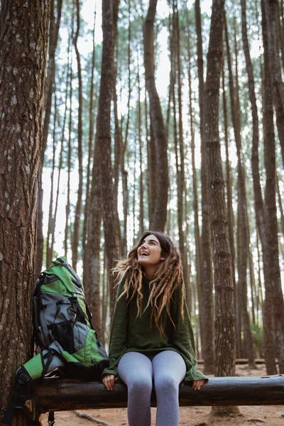 Jovem caminhante relaxante na floresta — Fotografia de Stock