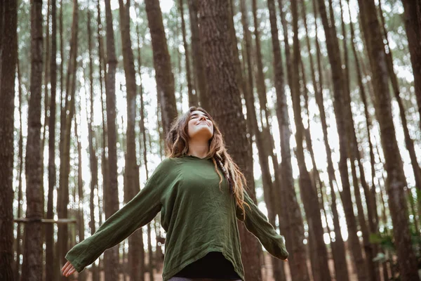Mladá žena pěší turistka relaxace v lese — Stock fotografie