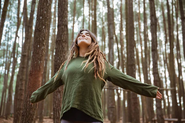 Mujer joven excursionista relajarse en el bosque —  Fotos de Stock
