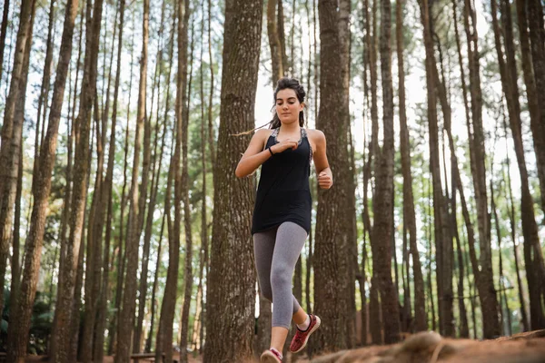 Mujer deportiva corrió en el bosque —  Fotos de Stock