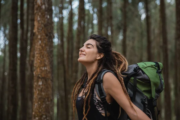 Jovem caminhante desfrutando de trekking em uma floresta — Fotografia de Stock