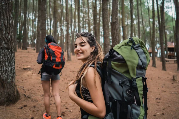 Twee jonge vrouwelijke wandelaar wandelen in prachtige natuur — Stockfoto