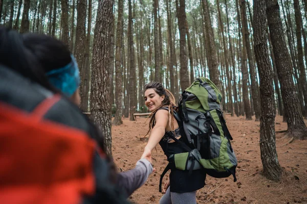 Duas jovens caminhantes caminhando na bela natureza — Fotografia de Stock