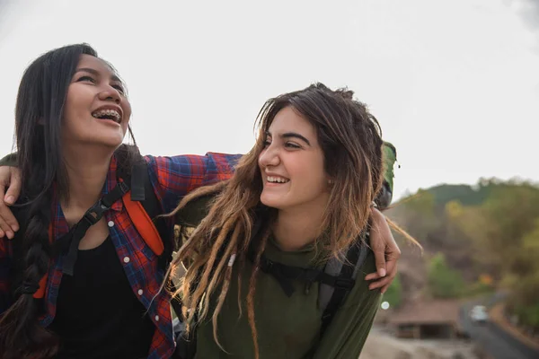 Dos senderista joven caminando en la hermosa naturaleza —  Fotos de Stock