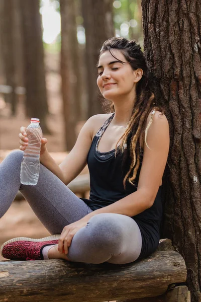 Kvinnan avslappnande att ha vissa flaska vatten — Stockfoto