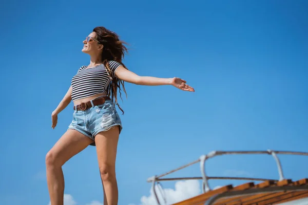 Skönhet kvinna stående njuta av blås vind på taket — Stockfoto