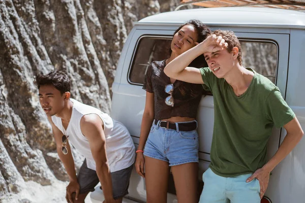 Jovens sentindo-se cansados nas costas o carro quebrado — Fotografia de Stock