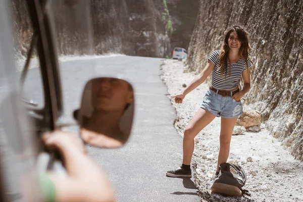 Bella donna hippie in piedi su una strada con pollice — Foto Stock