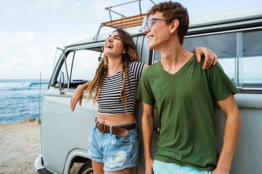 Hipster çift onu yaz yolculuğa rahatlatıcı