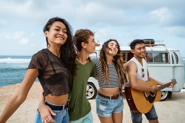 Hipster tocando guitarra para seus amigos — Fotografia de Stock