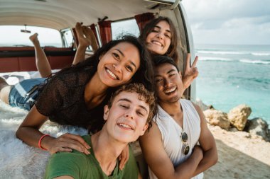 Selfie kavramı, mutlu çift, ret erkek arkadan sarılma