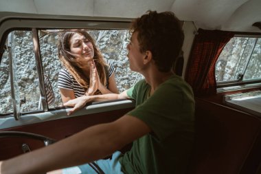 Beyaz kadınlar hipster yardım için soran otostop