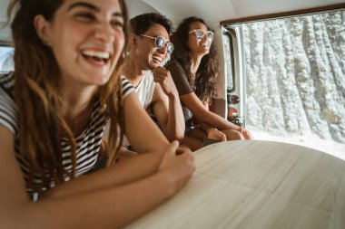 Kaygısız hipster eğleniyor retro van içinde gezi