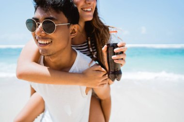 Genç çift ile onların back on kadınları taşıyan adam yürüme