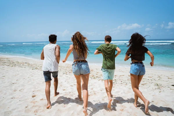 Grupo de amigos se divertindo na praia — Fotografia de Stock