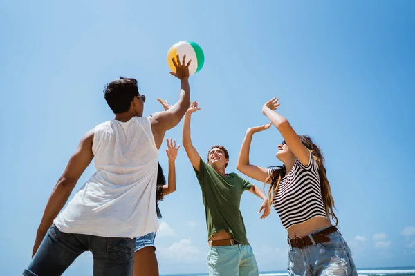 Young people playing with volley ball — Stock Photo, Image