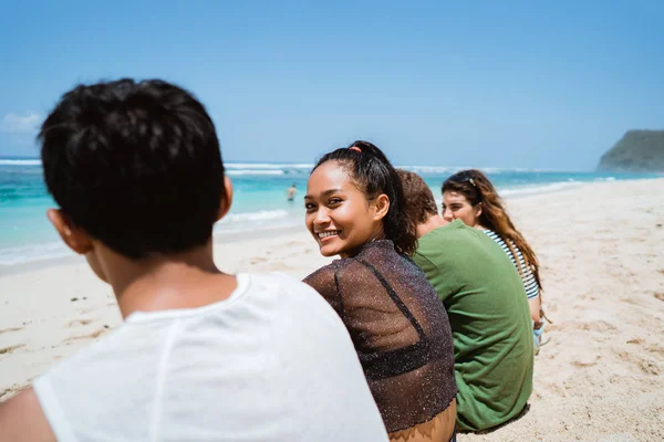 Retrato de união com amigos na praia — Fotografia de Stock