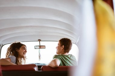 Arabanın içine genç çift yan görünüm