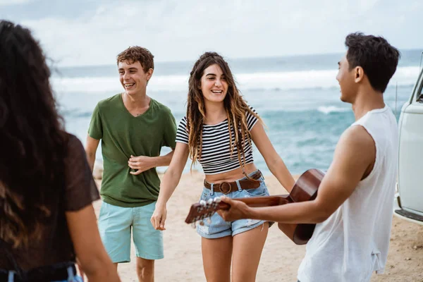 Hipster amigos aproveitando o tempo na praia — Fotografia de Stock