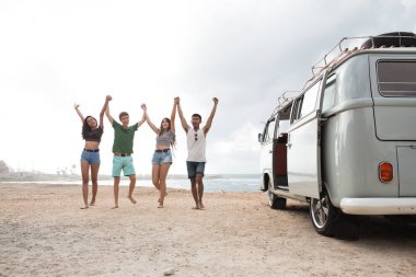 Mutlu arkadaş Beach and yükselişi adlı yürüyüş yukarı eller
