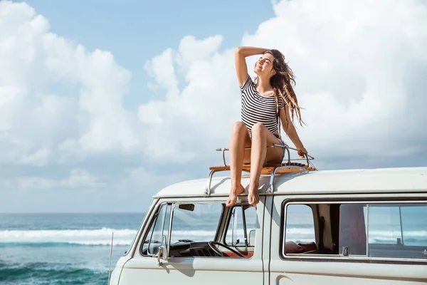 Hermosa mujer disfrutar de viaje por carretera naturaleza sentado en el techo —  Fotos de Stock