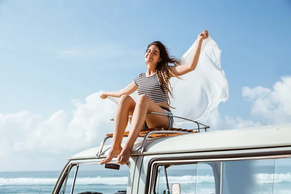 Hermosa mujer disfrutar de viaje por carretera naturaleza sentado en el techo —  Fotos de Stock