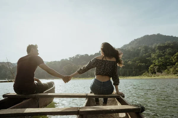 Pasangan dengan kano tradisional bersama-sama di danau — Stok Foto