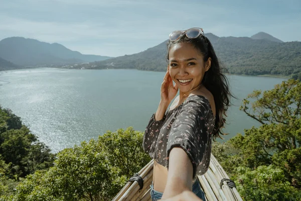 Mujer tomar selfie mientras de pie en la cima de la colina —  Fotos de Stock