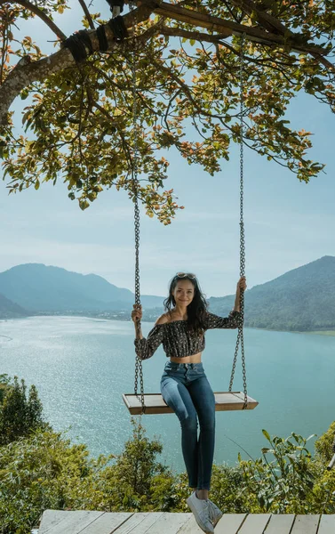 Asiático mulher retrato em um balanço com bela natureza fundo — Fotografia de Stock