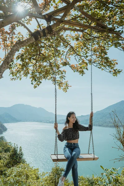 Asiático mulher retrato em um balanço com bela natureza fundo — Fotografia de Stock