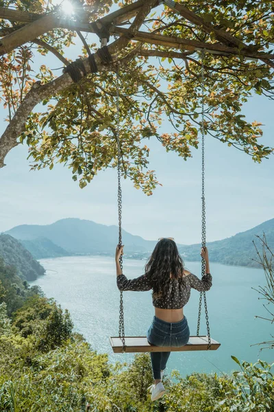 Retrato de mulher desfrutando da natureza de um topo de colina sentado em um cisne — Fotografia de Stock