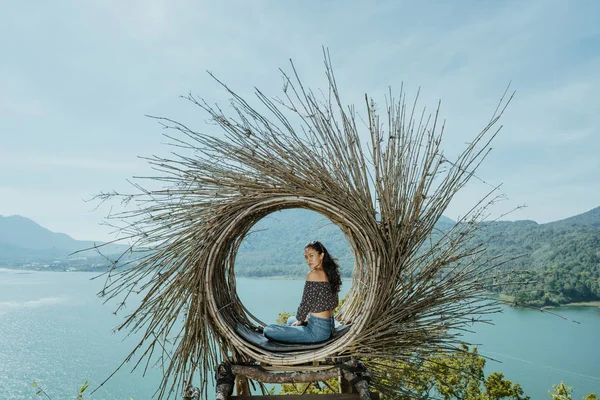 Mulher asiática sentada em um ninho na natureza — Fotografia de Stock