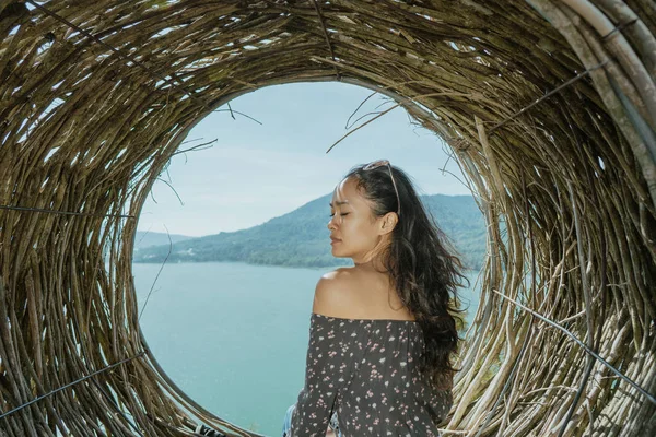 Mujer disfrutando de la naturaleza desde la cima de la colina —  Fotos de Stock