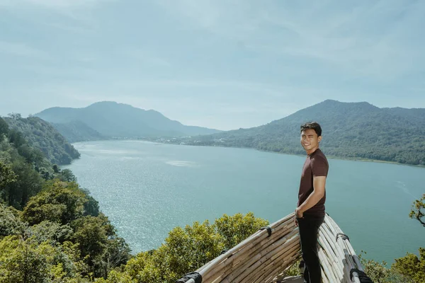 男性は、丘の上から見る自然を楽しむ — ストック写真