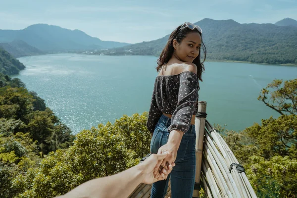 Mujer tomar su novio de la mano —  Fotos de Stock
