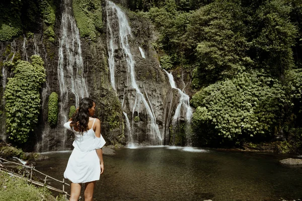 Turista feminino curtindo cachoeira — Fotografia de Stock