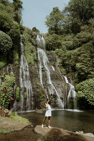 女性観光楽しんで滝 — ストック写真