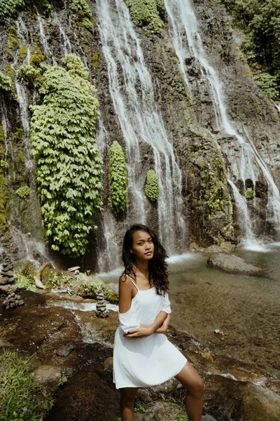 Female tourist enjoying waterfall — Stock Photo, Image