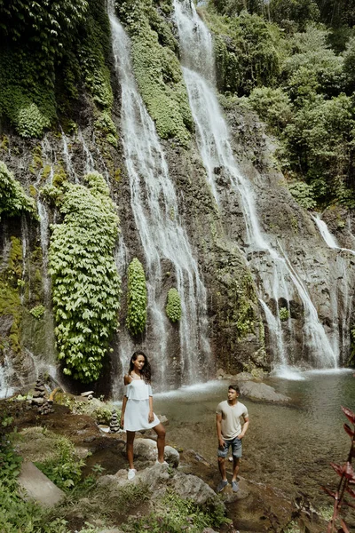 Casal olhando para banyumala bali cachoeira — Fotografia de Stock