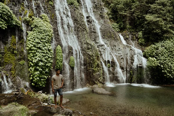 男は、熱帯の島に彼の夏休みをお楽しみください。 — ストック写真