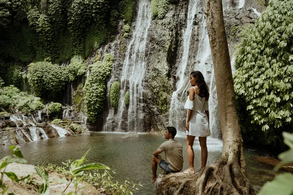 Couple regardant banyumala cascade bali — Photo