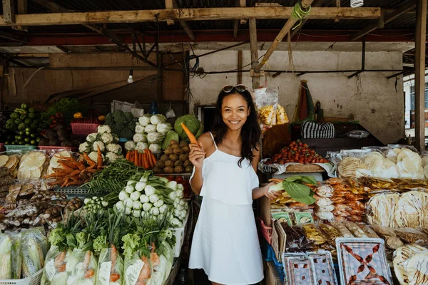 Mujer mientras que en el mercado la compra de algunos vegetales — Foto de Stock