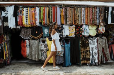 yürüyüş ve Hediyelik eşya dükkanında etrafa kadın