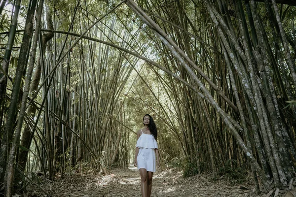 Woman in white dress enjoying nature in bamboo forest — Stock Photo, Image