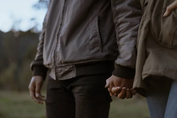 Mujer y hombre de la mano sosteniendo juntos — Foto de Stock