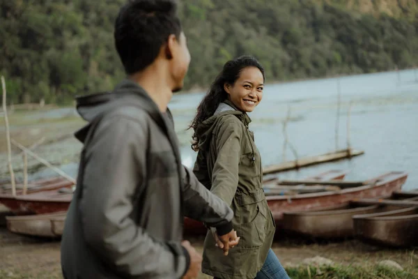 Feliz joven asiático pareja en campo disfrutando de la naturaleza — Foto de Stock